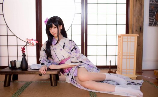 一小央泽，房间里微醺的和服少女